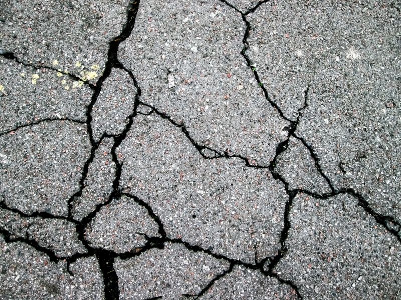 Sealing a Driveway with Cracks
